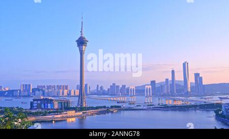 Macau, China - Oktober 15, 2019: Macao (Macau) Skyline der Stadt bei Sonnenuntergang Dämmerung Zeit mit Macau Tower Landmark und Ponte de Sai Van Brücke, Design conc Stockfoto