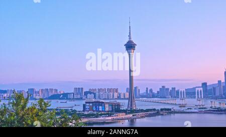 Macau, China - Oktober 15, 2019: Macao (Macau) Skyline der Stadt bei Sonnenuntergang Dämmerung Zeit mit Macau Tower Landmark und Ponte de Sai Van Brücke, Design conc Stockfoto