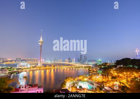 Macau, China - Oktober 15, 2019: Macao (Macau) Skyline der Stadt bei Sonnenuntergang Dämmerung Zeit mit Macau Tower Landmark und Ponte de Sai Van Brücke, Design conc Stockfoto