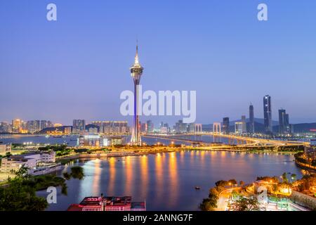 Macau, China - Oktober 15, 2019: Macao (Macau) Skyline der Stadt bei Sonnenuntergang Dämmerung Zeit mit Macau Tower Landmark und Ponte de Sai Van Brücke, Design conc Stockfoto