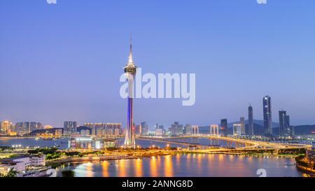 Macau, China - Oktober 15, 2019: Macao (Macau) Skyline der Stadt bei Sonnenuntergang Dämmerung Zeit mit Macau Tower Landmark und Ponte de Sai Van Brücke, Design conc Stockfoto