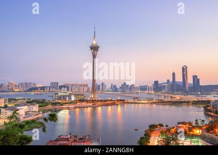 Macau, China - Oktober 15, 2019: Macao (Macau) Skyline der Stadt bei Sonnenuntergang Dämmerung Zeit mit Macau Tower Landmark und Ponte de Sai Van Brücke, Design conc Stockfoto