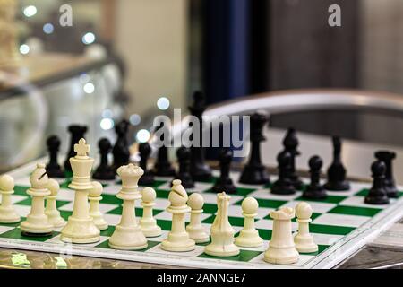 Eine Tabelle mit einem Schachbrett und Figuren an der Seite der Straße an einem Brettspiel Shop - Bild Stockfoto