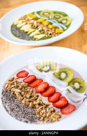 Smoothie Schüssel mit gemischten rohen Zutaten, Obst und Getreide mit Bio-Joghurt-Smoothie Stockfoto