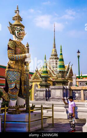 BANGKOK, THAILAND - DEC. 23, 2018: Statue des Thotsakhirithon, riesigen Dämon Wächter im Wat Phra Kaew Palace, der Smaragd Buddha Tempel bekannt. Stockfoto