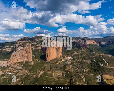 Luftaufnahme der de Riglos Mallos, ein Konglomerat Felsformationen in Spanien Stockfoto