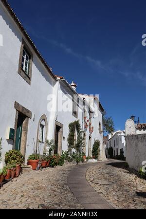 Eine typische Straße in der wunderschönen Bergstadt Marvão im Osten Portugals Stockfoto