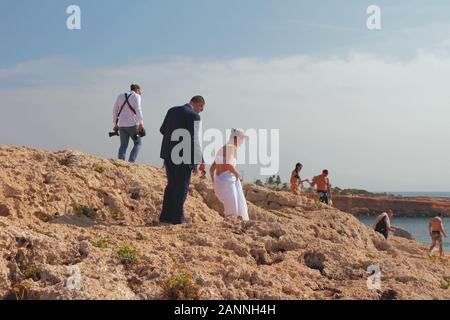 Agia Napa, Zypern - 26.Oktober 2019: Brautpaar in Foto Session auf "Liebe Brücke' folgen Stockfoto