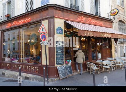 Das berühmte Café Le Progres. Es ist im Viertel Montmartre, Paris, Frankreich. Stockfoto