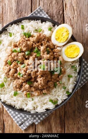 Taiwanesische Schwein Hackfleisch mit Reis und Eier close-up in einer Schüssel auf den Tisch. Vertikal oben Ansicht von oben Stockfoto