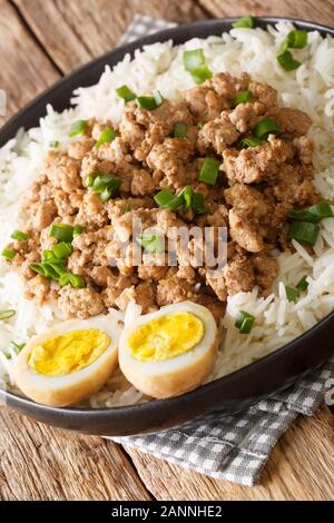 Taiwanesische Schwein Hackfleisch mit Reis und Eier close-up in einer Schüssel auf dem Tisch. Vertikale Stockfoto