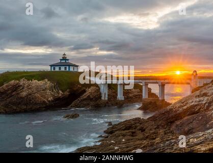 Sonnenaufgang über der Pancha-Insel in Galicien Stockfoto