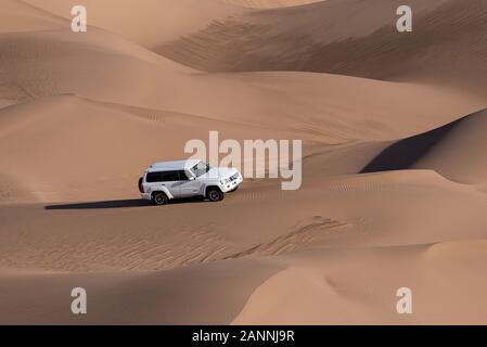 Rückansicht der weißen nissan Patrol Super Safari kletterte auf einer Sanddüne in Dasht e lut Wüste Stockfoto