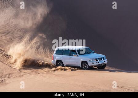 White nissan patrouillieren super Safari Klettern Sanddüne plantschen Sand in Dasht e lut oder sahara Wüste Stockfoto