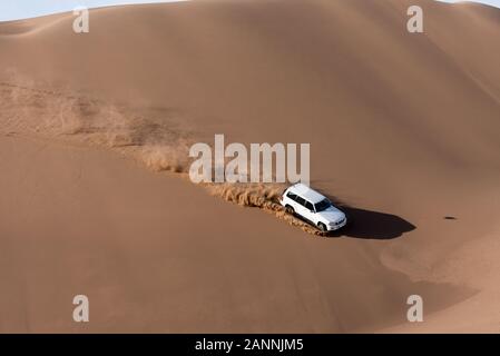 White nissan patrouillieren super Safari Klettern Sanddüne plantschen Sand in Dasht e lut oder sahara Wüste Stockfoto