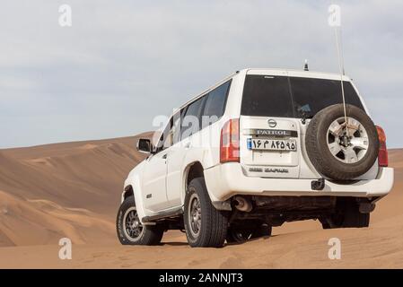 Rückansicht der weißen nissan Patrol Super Safari kletterte auf einer Sanddüne in Dasht e lut Wüste Stockfoto