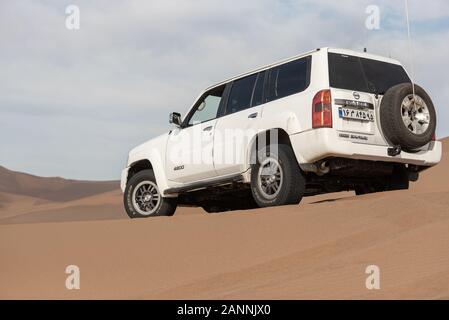 Rückansicht der weißen nissan Patrol Super Safari kletterte auf einer Sanddüne in Dasht e lut Wüste Stockfoto