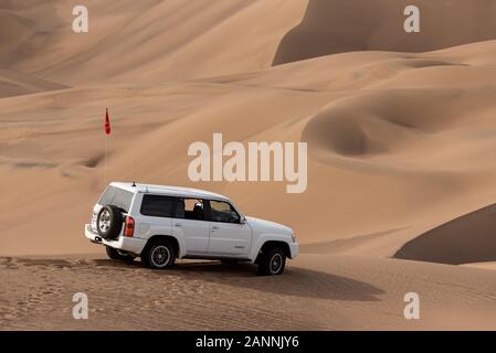 Rückansicht der weißen nissan Patrol Super Safari kletterte auf einer Sanddüne in Dasht e lut Wüste Stockfoto