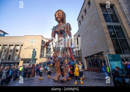 Schottlands größte Marionette, ein zehn Meter hohes Meer Göttin namens Sturm, komplett aus recycelten Materialien, zu Fuß durch Glasgow als Teil von Celtic Connections 2020. Stockfoto