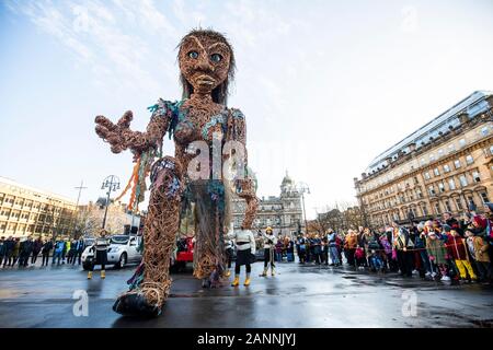 Schottlands größte Marionette, ein zehn Meter hohes Meer Göttin namens Sturm, komplett aus recycelten Materialien, zu Fuß durch Glasgow als Teil von Celtic Connections 2020. Stockfoto