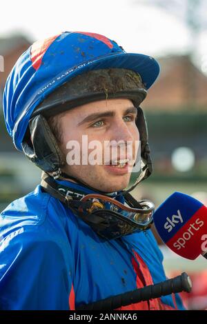 Ascot, Berkshire, Großbritannien. 18 Jan, 2020. Jockey Jamie Neild, gewinnt das streichholzbriefchen Amateur Reiter "Handicap Steeple Chase (Klasse 3) auf Pferd Townshend. Eigentümer J D Neild, Trainer Nigel Twiston-Davies, Cheltenham. Credit: Maureen McLean/Alamy leben Nachrichten Stockfoto