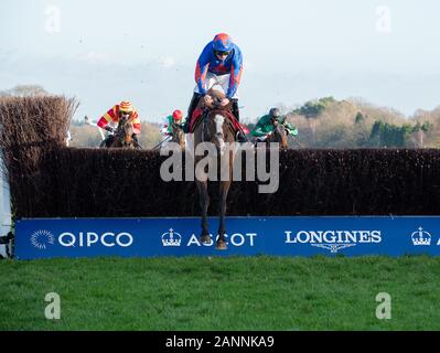 Ascot, Berkshire, Großbritannien. 18 Jan, 2020. Jockey Jamie Neild, gewinnt das streichholzbriefchen Amateur Reiter "Handicap Steeple Chase (Klasse 3) auf Pferd Townshend. Eigentümer J D Neild, Trainer Nigel Twiston-Davies, Cheltenham. Credit: Maureen McLean/Alamy leben Nachrichten Stockfoto