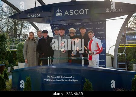 Ascot, Berkshire, Großbritannien. 18 Jan, 2020. Jockey Jamie Moore gewinnt das Ascot IJF Ambassador Programm Juvenile Hurdle Race (Klasse 3) auf Pferd Gosen. Eigentümer Steven Packham, Trainer Gary Moore, Züchter Christophe Tourlorge. Credit: Maureen McLean/Alamy leben Nachrichten Stockfoto