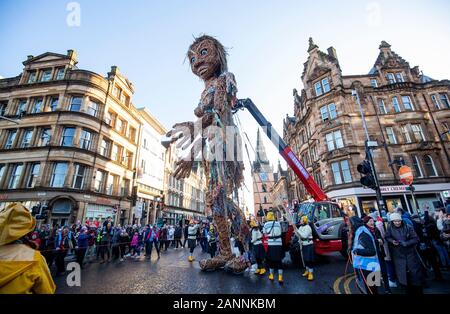 Schottlands größte Marionette, ein zehn Meter hohes Meer Göttin namens Sturm, komplett aus recycelten Materialien, zu Fuß durch Glasgow als Teil von Celtic Connections 2020. Stockfoto