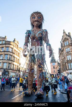 Schottlands größte Marionette, ein zehn Meter hohes Meer Göttin namens Sturm, komplett aus recycelten Materialien, zu Fuß durch Glasgow als Teil von Celtic Connections 2020. Stockfoto