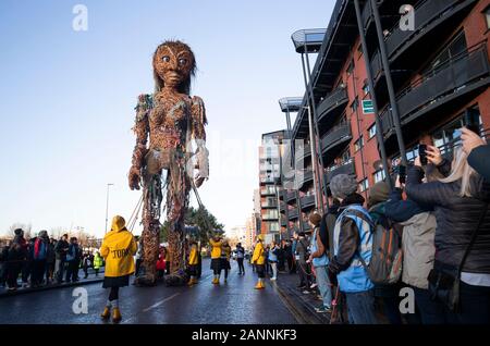 Schottlands größte Marionette, ein zehn Meter hohes Meer Göttin namens Sturm, komplett aus recycelten Materialien, zu Fuß durch Glasgow als Teil von Celtic Connections 2020. Stockfoto