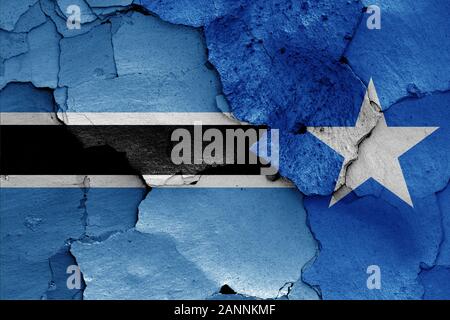 Flagge von Botswana und Somalia malte auf Risse an der Wand Stockfoto