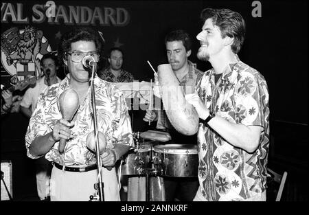 Luisito Avendaño (Sänger) und DJ Chico Malo (rechts) Orquesta La Clave Royal Standard, Bradford GB 1989 Stockfoto