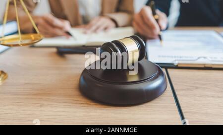 Prozeß und Gerechtigkeit Konzept, Rechtsanwalt in Zusammenarbeit mit Partner der Sozietät. rechtliche Beratung Diskussion beklagten Bestrafung Gesetz im Gerichtssaal. Stockfoto