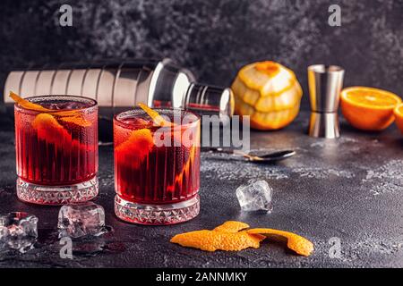 Negroni Cocktail mit Orangen schälen und Eis, selektiven Fokus. Stockfoto
