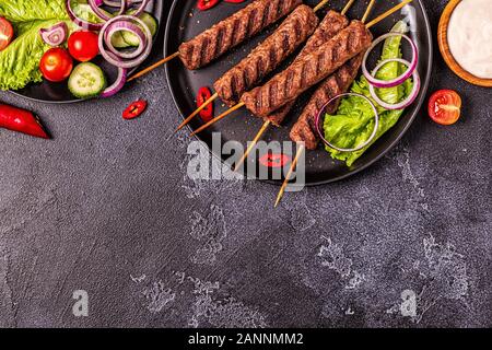 Traditionelle orientalische, Arabische und mediterrane Fleisch Kebab mit Gemüse und Fladenbrot. Ansicht von oben. Stockfoto
