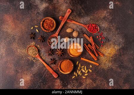 Gewürze Zutaten zum Kochen. Gewürze Konzept. Ansicht von oben. Stockfoto