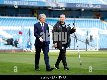 Crystal Palace Manager Roy Hodgson (links) mit Manchester City Hauptgroundsman Lee Jackson (rechts) Vor dem Kick-off in der Premier League Match an der Etihad Stadium, Manchester. Stockfoto