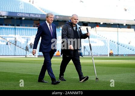 Crystal Palace Manager Roy Hodgson (links) mit Manchester City Hauptgroundsman Lee Jackson (rechts) Vor dem Kick-off in der Premier League Match an der Etihad Stadium, Manchester. Stockfoto