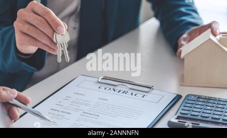 Vertriebsmitarbeiter bieten Haus Kaufvertrag ein Haus oder eine Wohnung zu kaufen, oder der Diskussion über Kredite und Zinsen Stockfoto