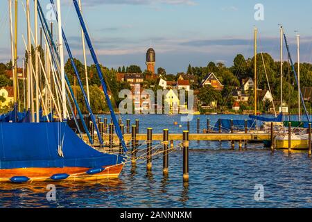 Immer schön zu sehen: Die kleinen Segeln Hafen in Plön. Stockfoto