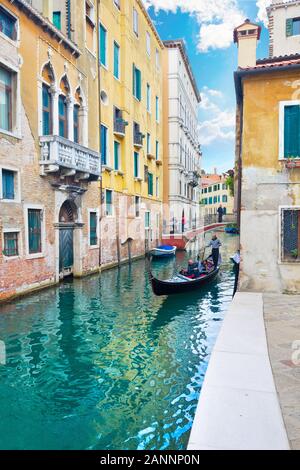 Venedig, Italien - 01.10.2018: die malerischen Blick auf Venedig mit berühmten Wasser Kanal und bunten Häusern. Herrliche morgen Szene in Italien, Europa. Stockfoto