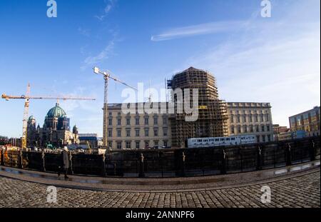 Berlin, Deutschland. 18 Jan, 2020. Das Humboldt-forum, die derzeit im Bau ist, und der Kathedrale ragen in den fast wolkenlosen Himmel. Credit: Paul Zinken/dpa/Alamy leben Nachrichten Stockfoto