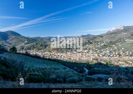 Buis-les-Baronnies ist eine Gemeinde, umgeben von den Bergen, sonnigen Wintertag im Département Drome Frankreich Stockfoto