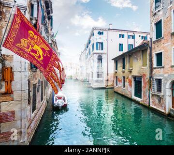 Venedig, Italien - 01.10.2018: Flagge der Republik Venedig Flug über Rio di Santa Marina, Venedig Stockfoto