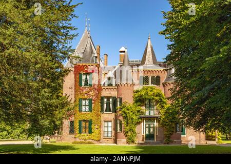 Schloss Keukenhof im Stil des Klassizismus, gegenüber der weltberühmten Blumengärten Keukenhof, Lisse, Südholland, Niederlande. Stockfoto