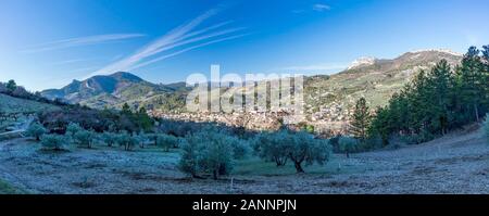 Panoramablick von Buis-les-Baronnies ist eine Gemeinde durch die Berge, sonnigen Wintertag in der Drome Abteilung im südöstlichen Fr umgeben Stockfoto