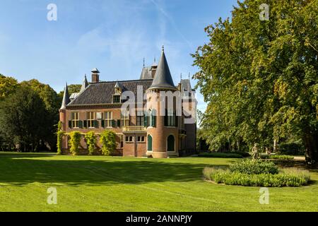 Schloss Keukenhof im Stil des Klassizismus, gegenüber der weltberühmten Blumengärten Keukenhof, Lisse, Südholland, Niederlande. Stockfoto