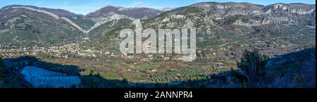 Panoramablick von Buis-les-Baronnies ist eine Gemeinde durch die Berge, sonnigen Wintertag in der Drome Abteilung im südöstlichen Fr umgeben Stockfoto