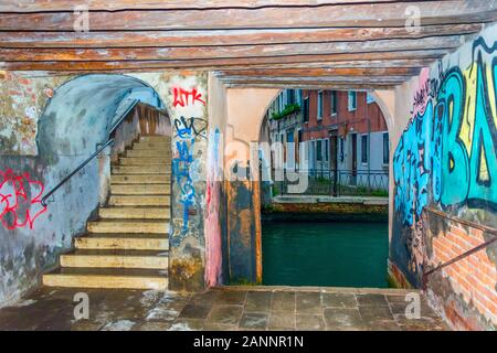 Venedig, Italien - 01.10.2018: die malerischen Grachten und Gassen von Venedig am späten Abend Stockfoto