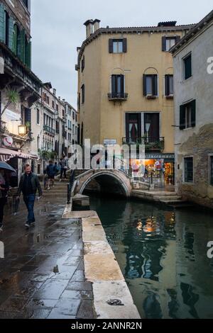 Venedig, Italien - 01.10.2018: die malerischen Grachten und Gassen von Venedig am späten Abend Stockfoto